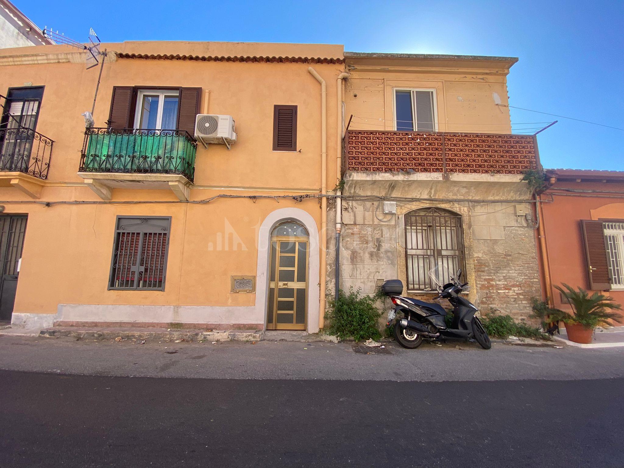 Casa Indipendente a Messina in Via Del Santo, Santo