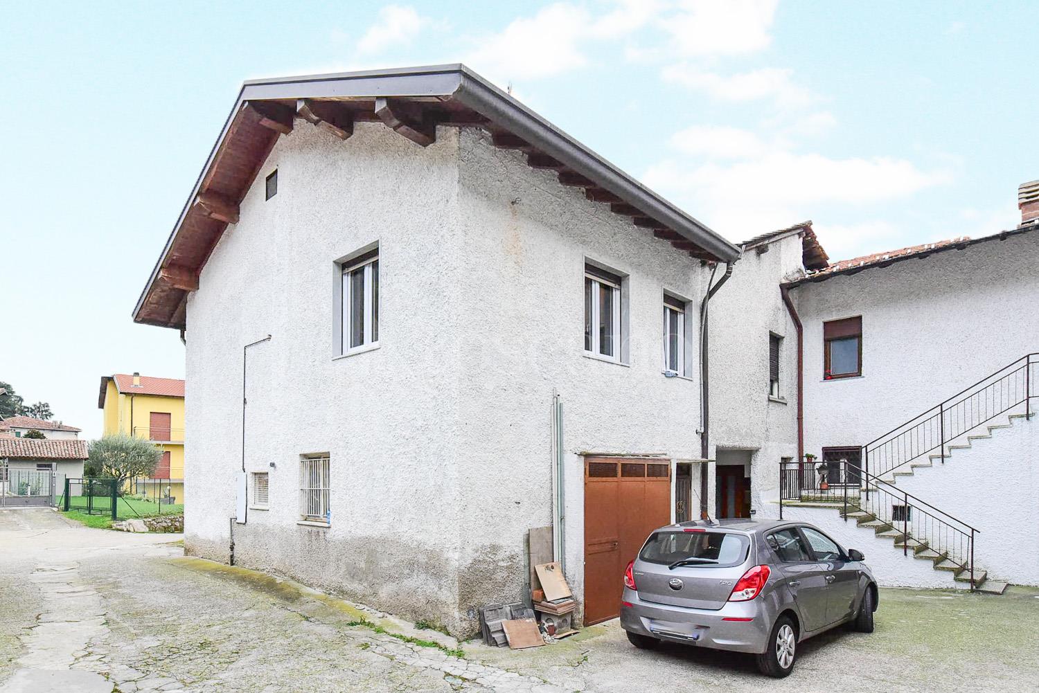 Casa Indipendente a Como in Via Strabone, Monte Caprino